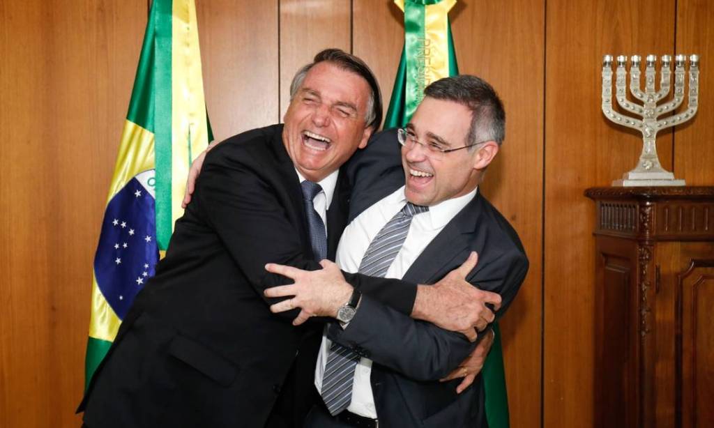 Bolsonaro diz que manterá passaporte diplomático para bispo Edir Macedo e  mulher - Jornal O Globo